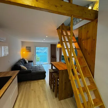 Duplex With Sea View 세베르
